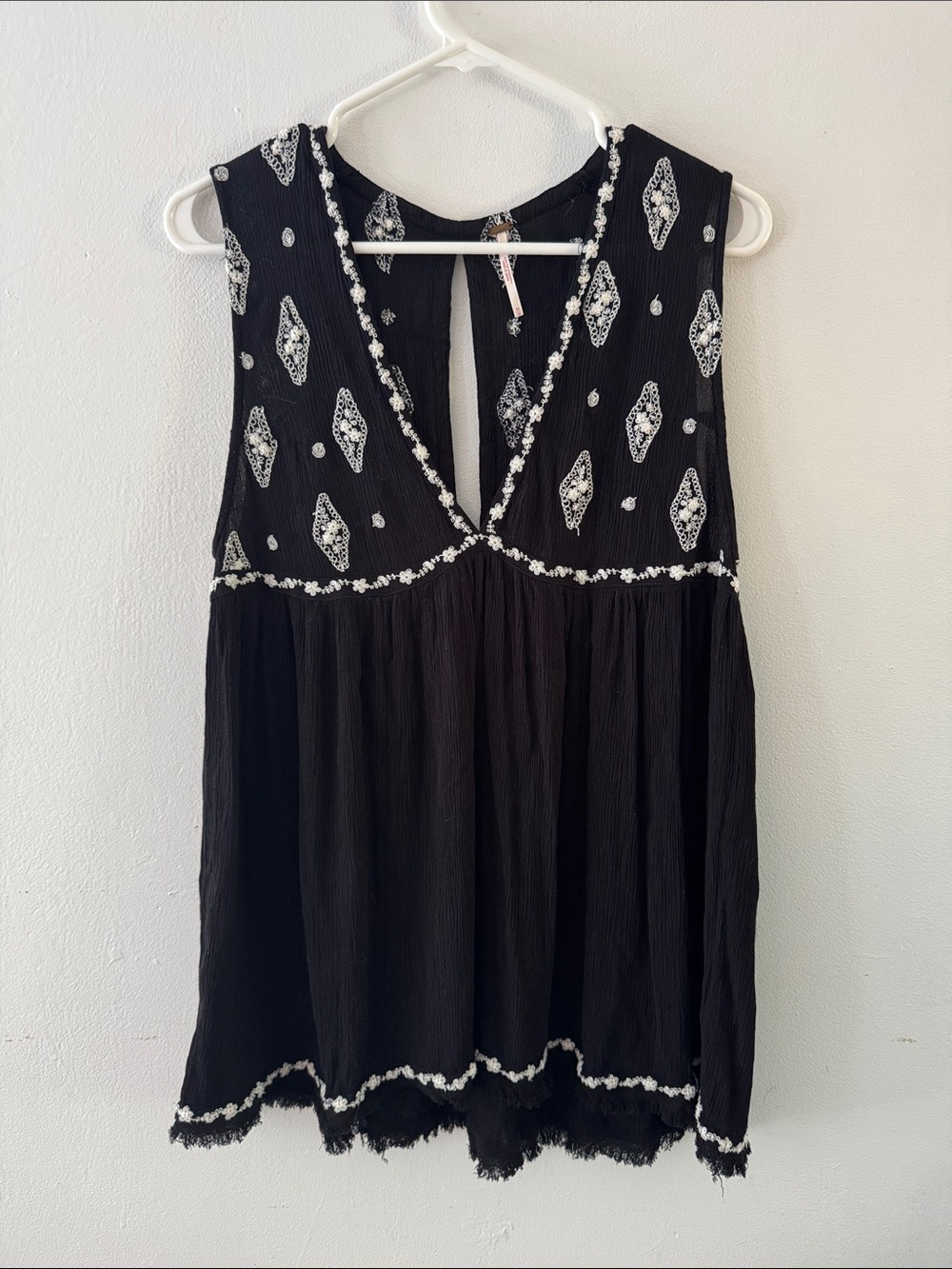 Free People Black Sleeveless V-Neck Embroidered Tank Sz M